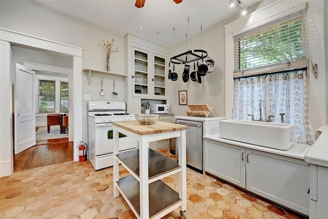 Building Photo - 1217 Castle Hill Street