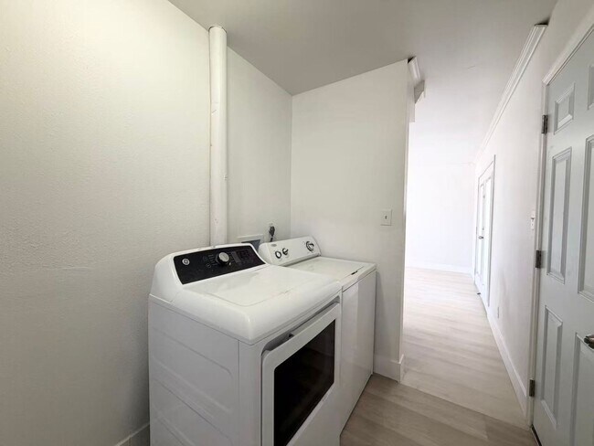 Building Photo - Refreshed Single-Story Home