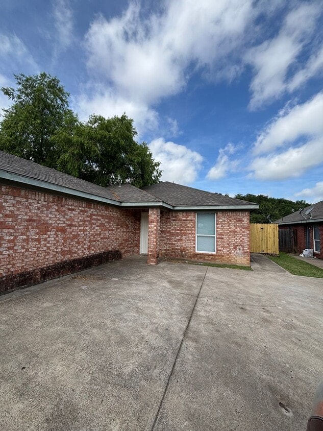 Primary Photo - 2963/2965 Loving Ave