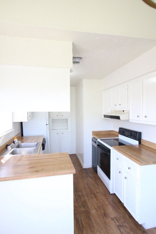 Foto del edificio - Condo within walking distance to Texas Sta...