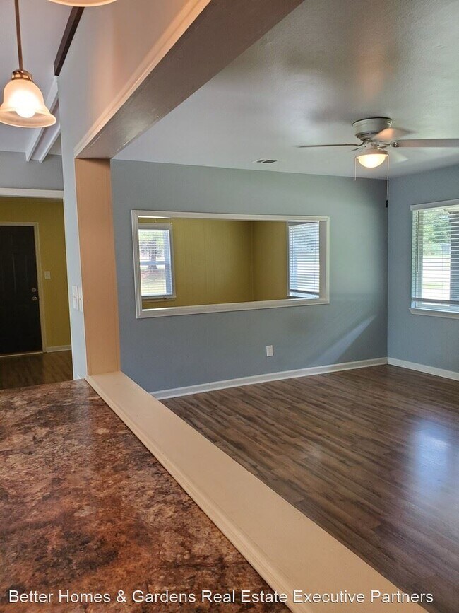 Building Photo - 3 br, 2 bath House - 651 Gibbs Road South