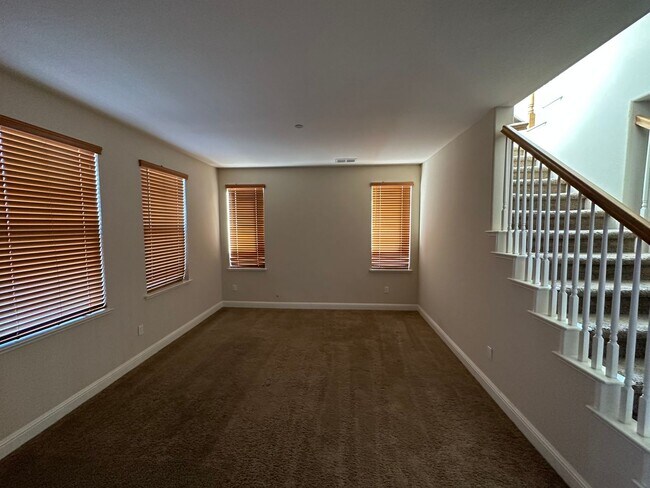 Building Photo - Holiday Move In Special - 1/2 First Month'...