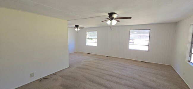 Building Photo - 2 bed 2 bath with carport.