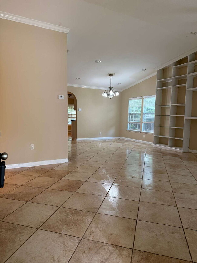 Building Photo - Beautiful Kitchen and Open Floor Plan