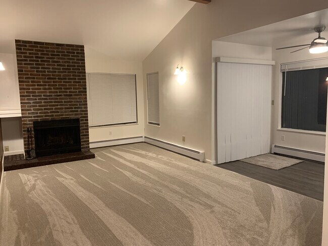 Foto del edificio - 2211 E 66th Ave