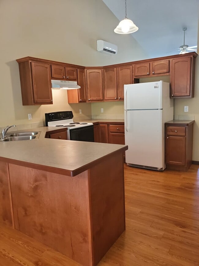 Building Photo - Perry Creek Townhomes - Midland, MI