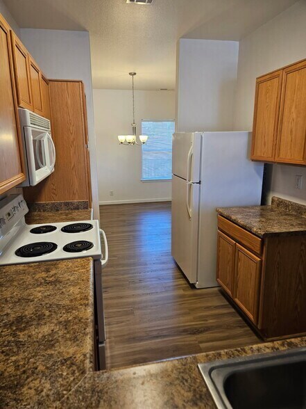4730 #5 Cocina - Snyder Avenue Townhomes