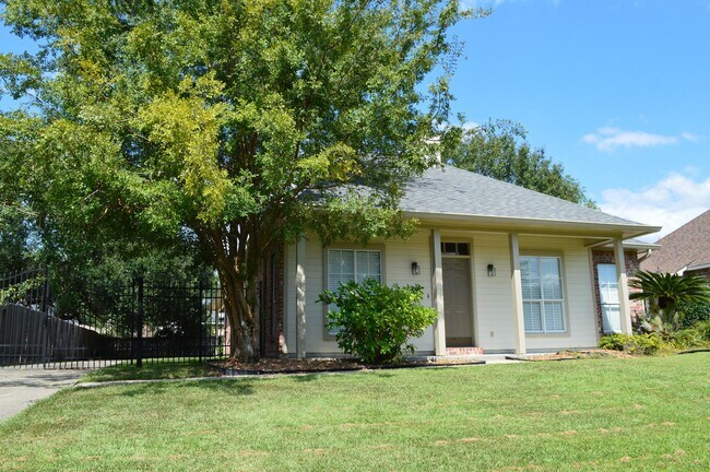 Foto del edificio - 18574 Lake Iris Ave