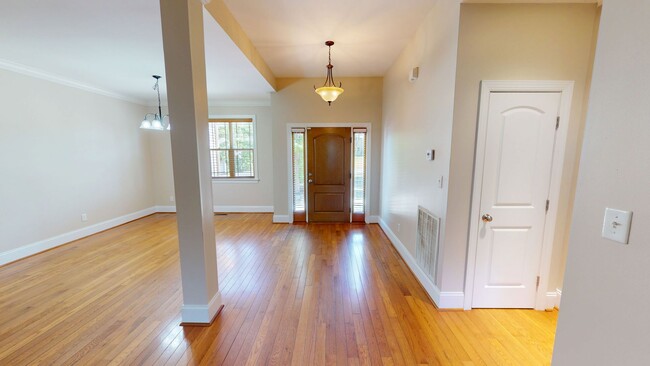 Foto del edificio - Large 5 Bedroom with Large Fenced in Back ...