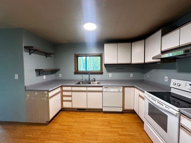 Building Photo - 3 Bed/3 Bath/1 car garage home on 1.6Acres...