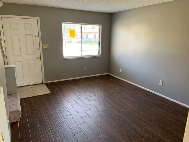 Building Photo - GREAT 2/2.5 Townhome Near UCF!