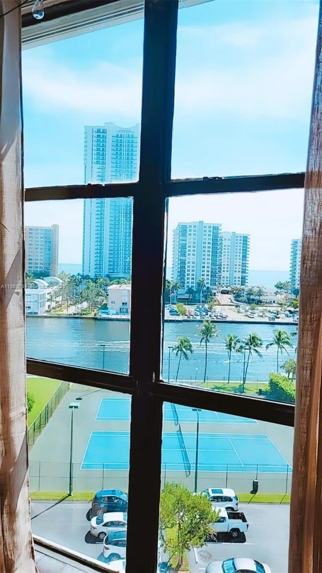 Foto del edificio - 1000 Parkview Dr