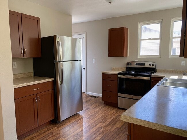 Building Photo - Newly Remodeled 2 Bedroom 1 Bath with Base...