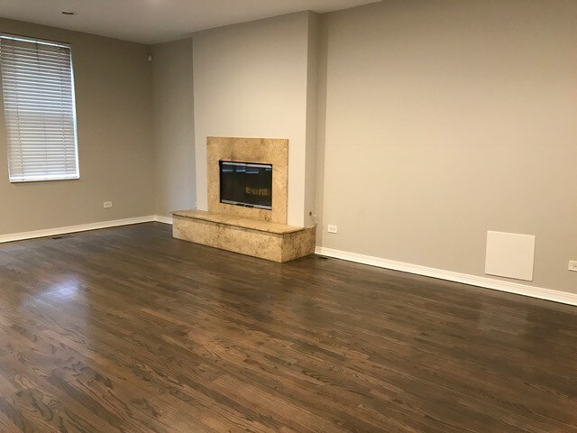 Envolvente de mármol, chimenea y amplia sala de estar Roo - 1923 W Erie St