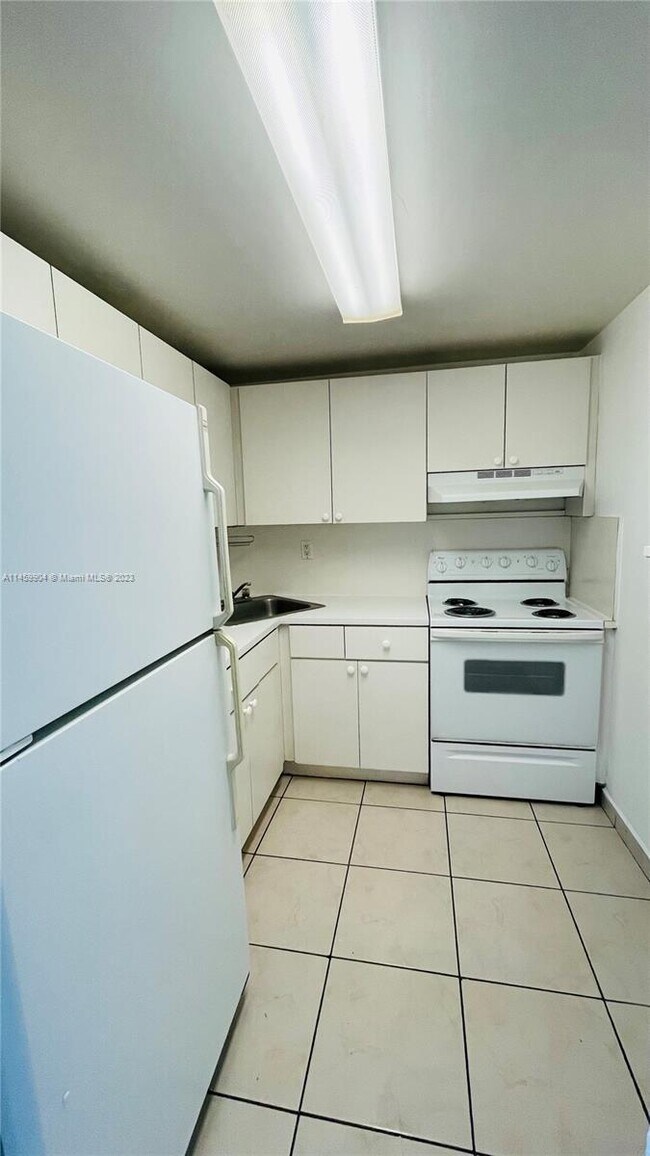 Foto del edificio - 606 W 81st St