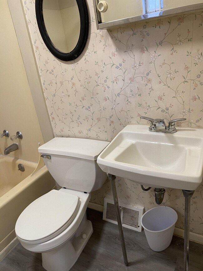 Building Photo - 304 Strawberry Way