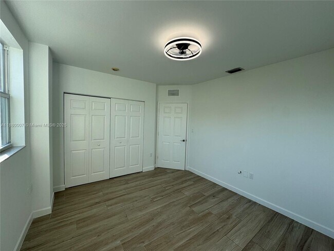 Foto del edificio - 529 NE 62nd St