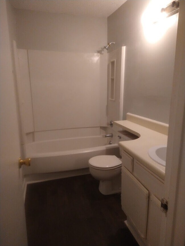 Building Photo - 2br/2ba