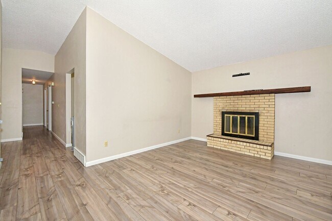 Building Photo - North Springs Ranch with 5 bedrooms 3 bath...