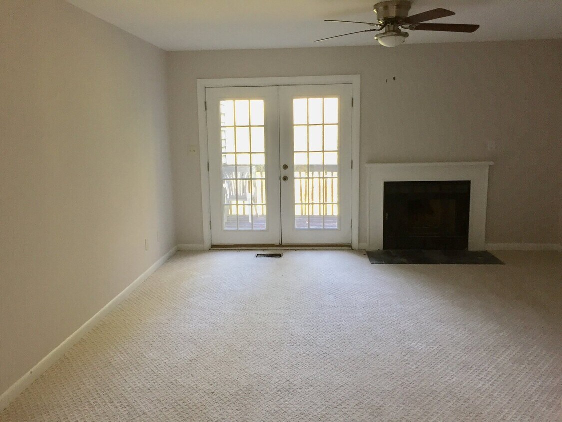 Primary Photo - Townhouse minutes from Wake Forest Univers...