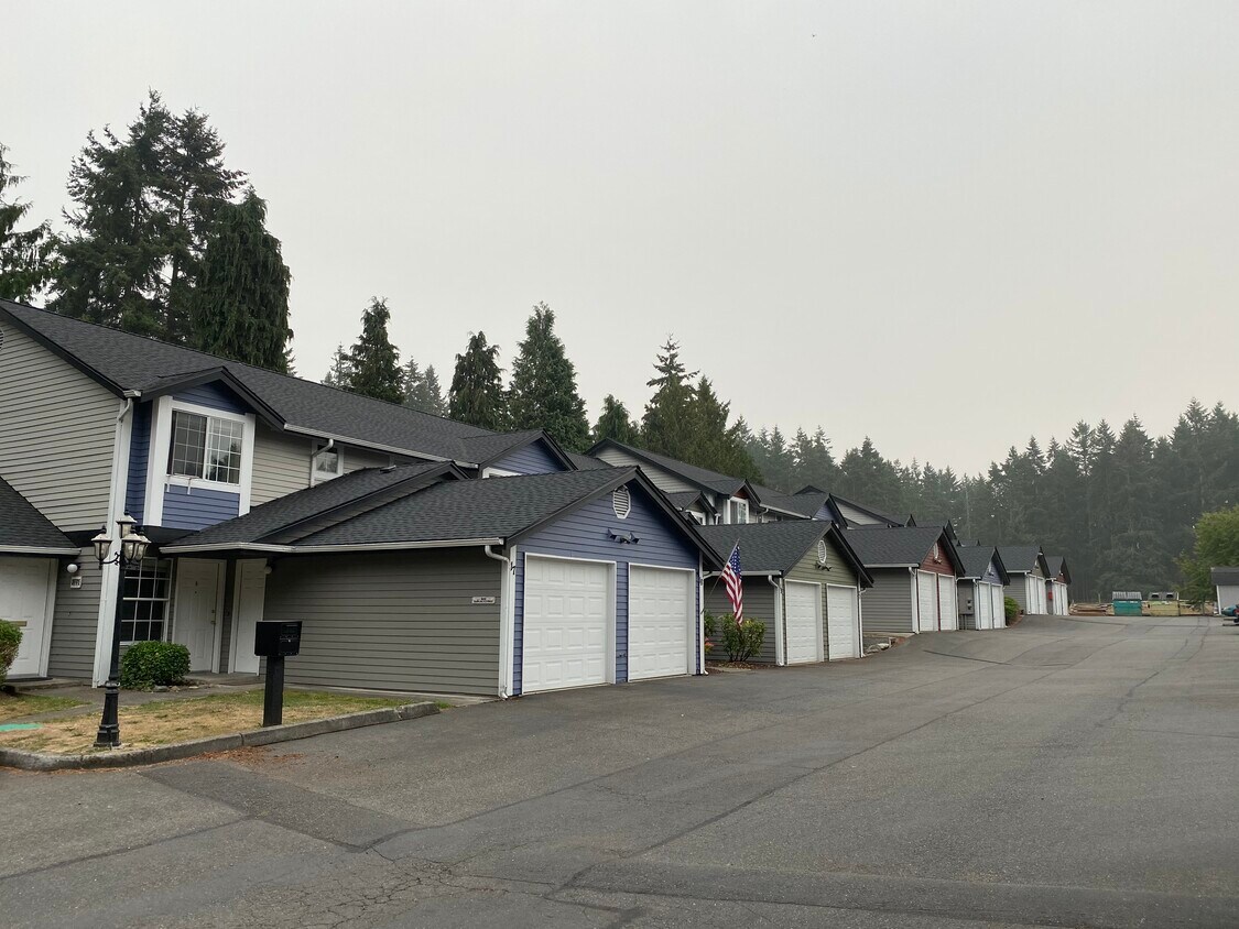 Townhouses - 5604 96th St E
