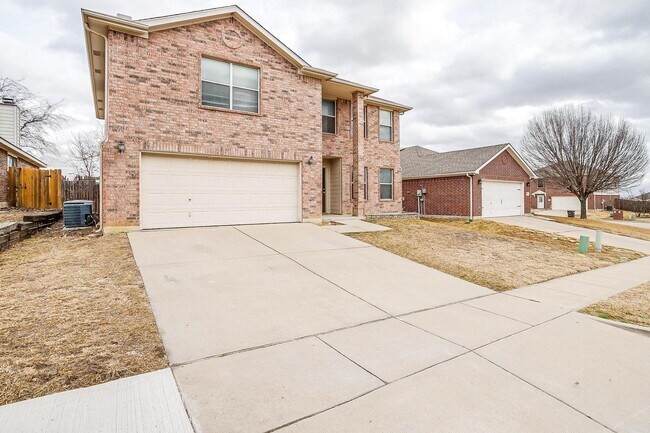 Foto del edificio - Ready for New Tenants- Large 3 bed, 2.5 bath in West Fort Worth- 76108