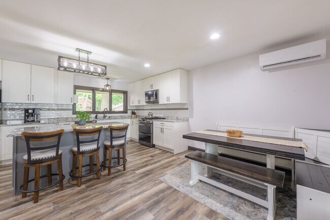 Foto del edificio - Rare green lake lake home for long term re...
