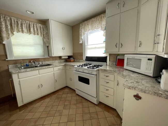 Building Photo - Furnished 2 Bedroom 1 Bath, Finished Attic...