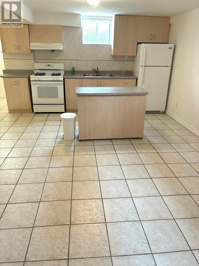 Building Photo - 37 Depeuter Crescent