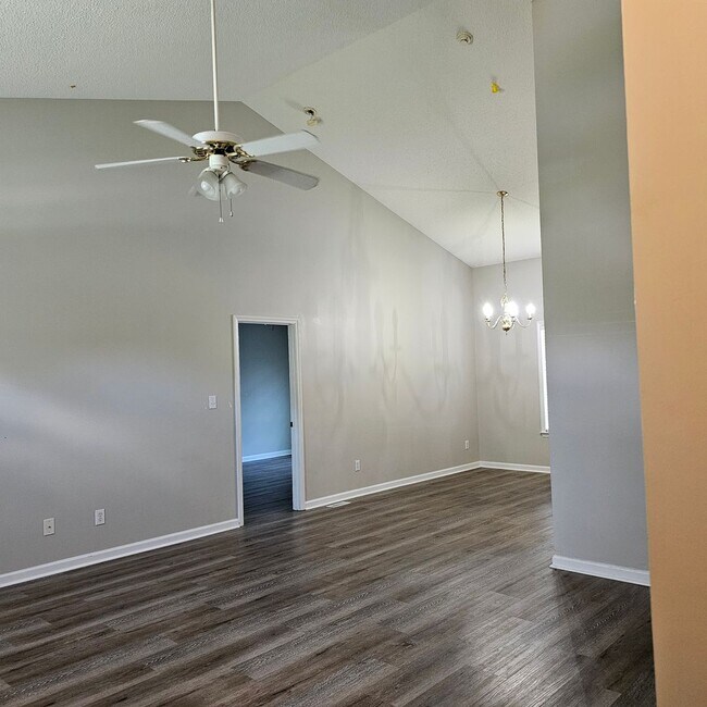 Foto del edificio - 3 Bedroom Ranch with fenced yard