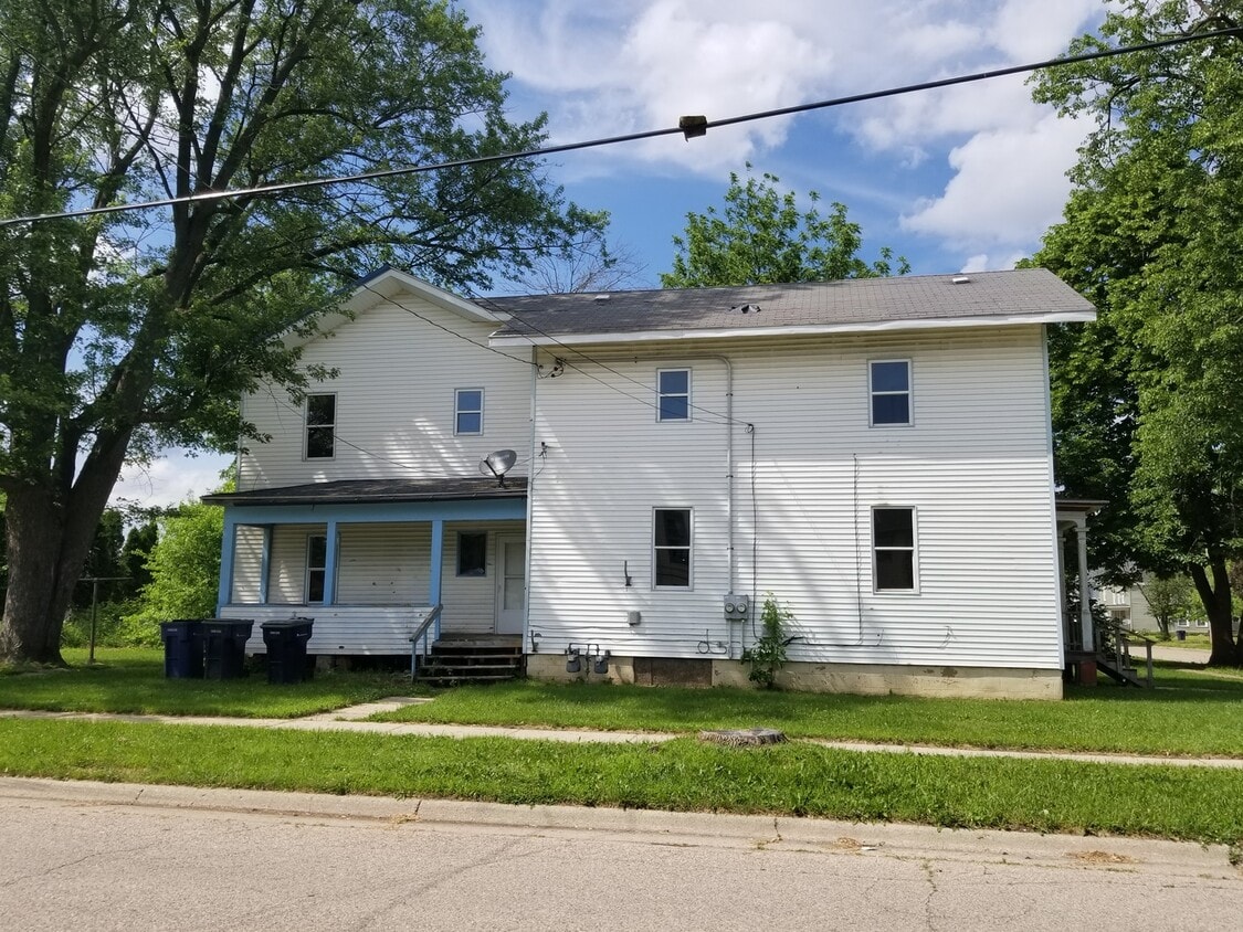 220 Linn St Unit Lower, Janesville, WI 53548 Room for Rent in