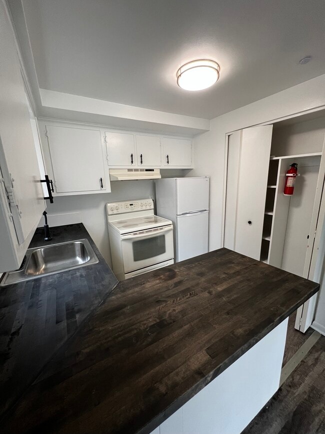 Building Photo - 1630 N Pontiac Trl