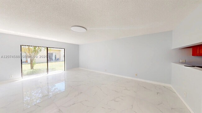 Foto del edificio - 3501-3507 NW 114th Ave