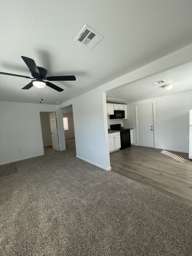 Building Photo - 1529 E Sunnyside Dr