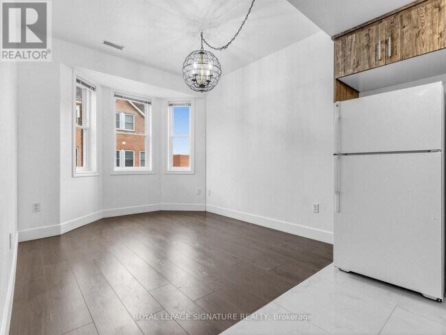 Photo du bâtiment - 760 Lawrence Ave W