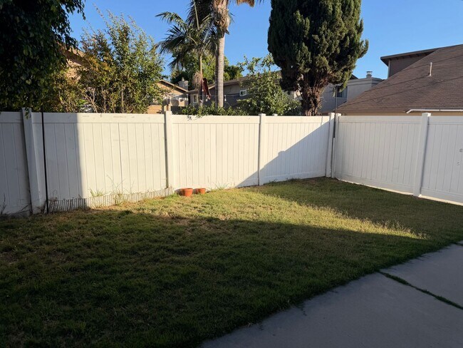 Foto del edificio - Two Story home - Three bedrooms, 2.5 baths near school and shopping