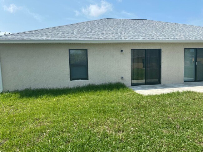 Foto del edificio - 3 bedroom, 2 bath Duplex "Both side Curren...