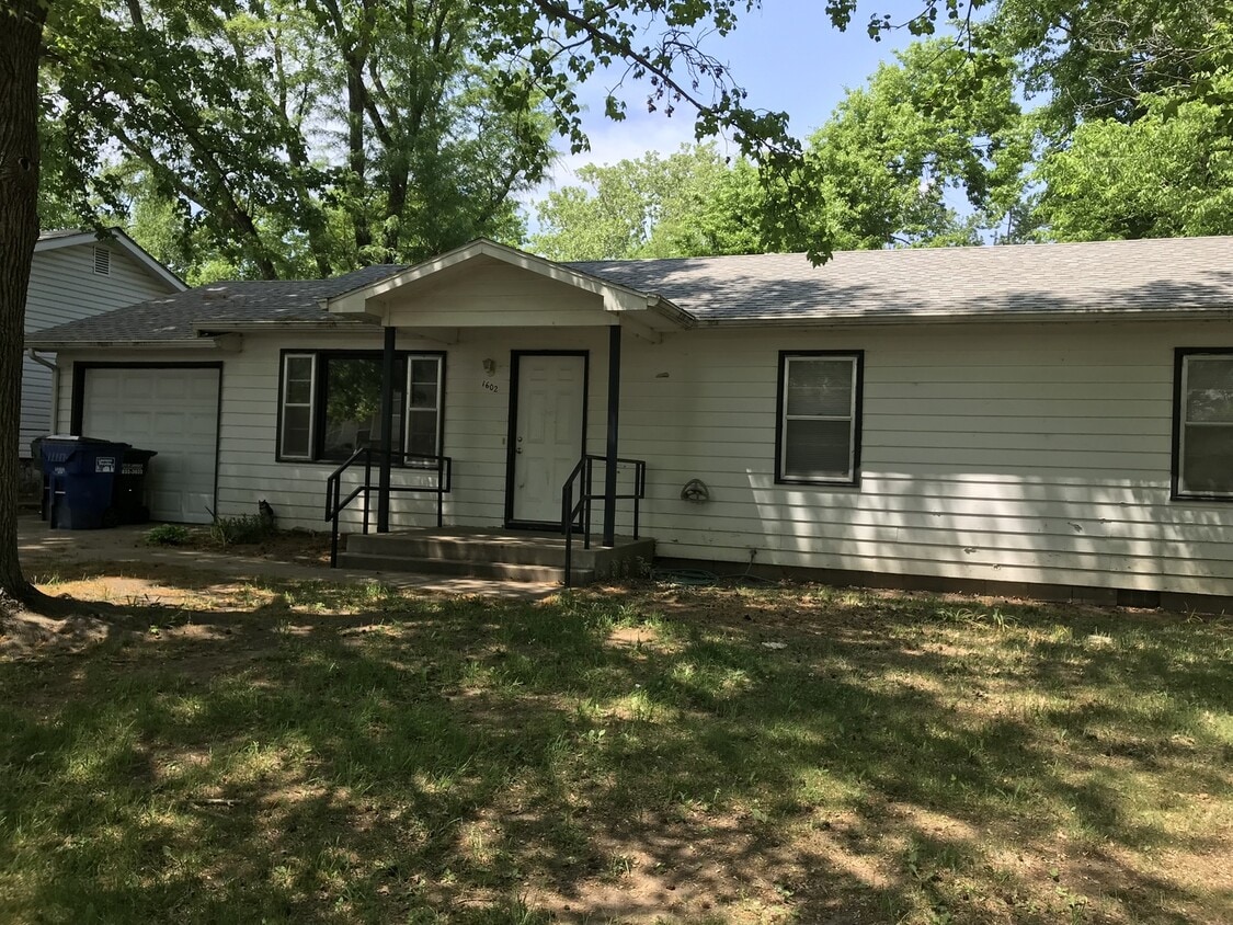 Primary Photo - 3 bedroom/2 bathroom house near KU