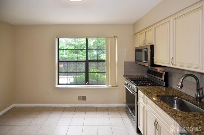 Building Photo - 202 Hidden Village Dr