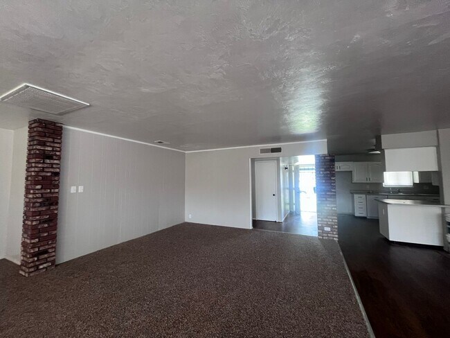 Foto del edificio - 569 E. GAIL  LARGE 3 BEDROOM 2 BATHROOM HO...