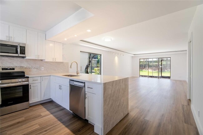 Building Photo - 370 Racquet Club Rd