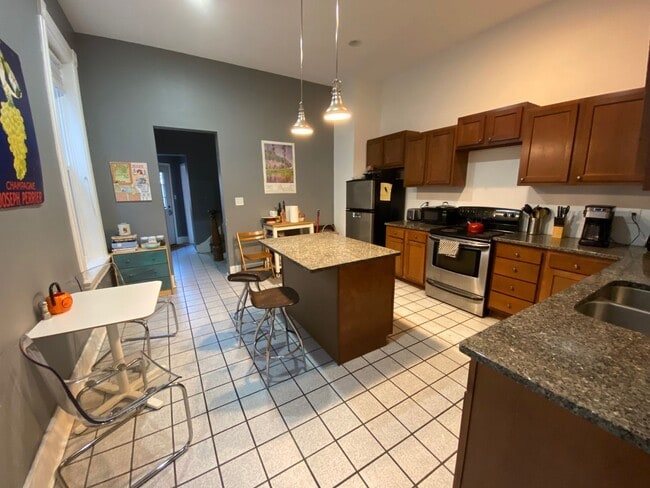 Building Photo - SPRING LEASING SPECIAL 1/2 OFF 1ST MONTHS ...