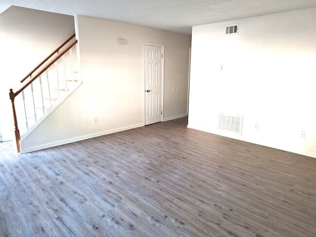 Foto del edificio - 2 bedroom/ 2.5 bathroom- Newport Towne- To...