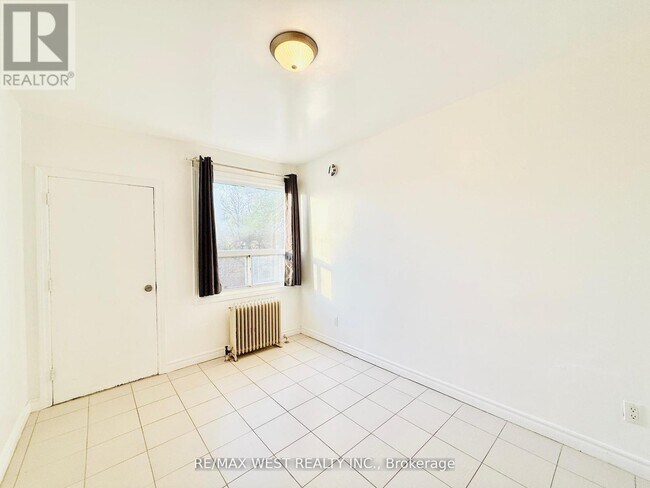 Photo du bâtiment - 4L - 672-676 SHEPPARD AVENUE W