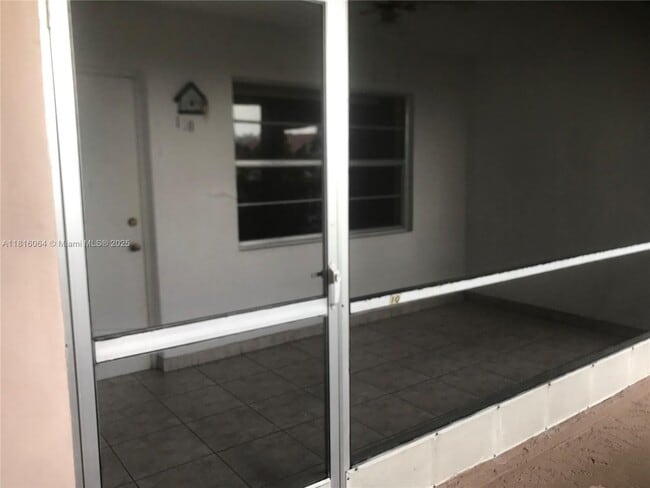 Building Photo - 501 Blue Heron Dr