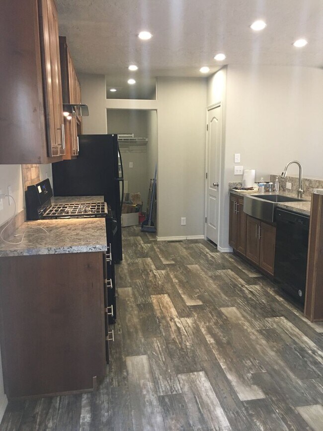 Building Photo - Convenient Location. 3 bed 2 bath, Lower M...