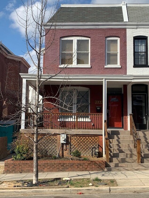 Foto principal - 2 BR/3.5 BA Updated Columbia Heights Row H...