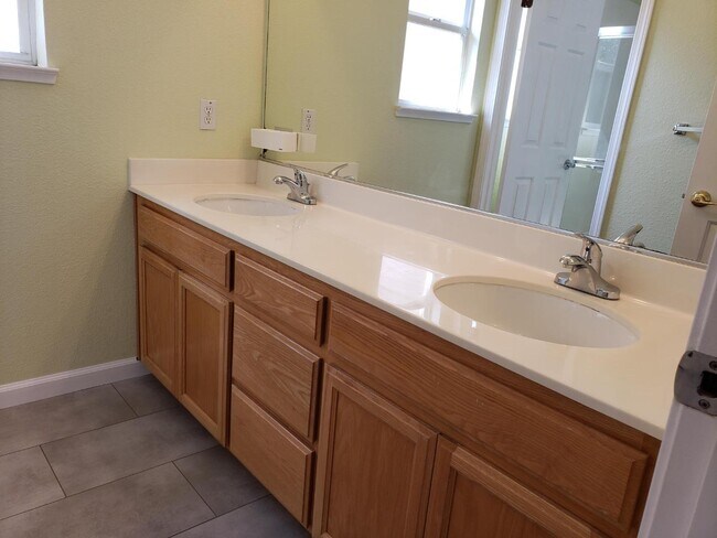 Foto del edificio - 1295 Mayberry Ln