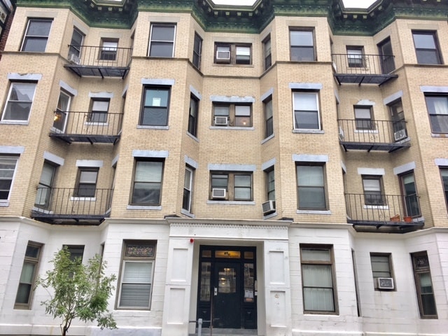 Building Photo - 65 Burbank St