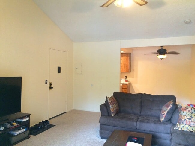 Building Photo - Spacious 1 Bedroom Unit in Pheasant Creek
